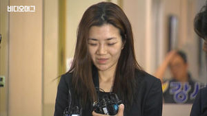 경찰 조사 마치고 나온 조현민…혐의 인정하냐는 질문엔 '피식'