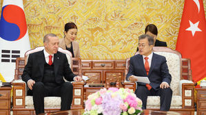 문 대통령 "한반도 평화의 봄" 터키 대통령 "전쟁공포 없앴다"