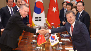 문 대통령, 에르도안 터키 대통령과 정상회담·환영만찬