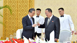 北 매체, 리용호-왕이 회담 보도…"한반도 정세 의견 교환"