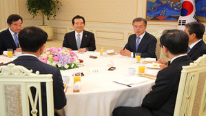 문 대통령 "안보상황 좋아져 남북회담까지"…헌법기관장 오찬