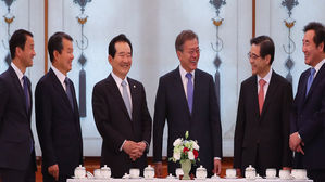 문 대통령 "안보상황 좋아져 남북회담까지"…헌법기관장 오찬
