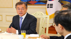 文 대통령, 문희상 국회의장 등 헌법기관장 초청해 오찬