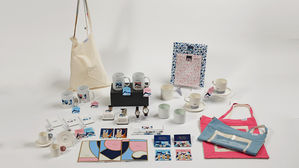 청와대, 문 대통령 취임 1주년 맞아 새 기념품 발매