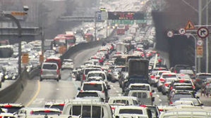 징검다리 연휴 첫날 고속도로 아침부터 정체…오전 11시에 절정