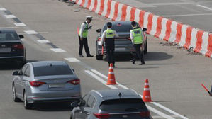 무면허 들통나자 30대 경찰관 차에 매달고 20ｍ 달아나