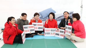 민주 "한국당, 천막시위 중단이 국민에 대한 도리"