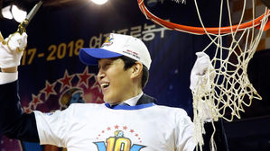 여자농구 우리은행, 통합 6연패 이끈 위성우 감독과 '4년 더'