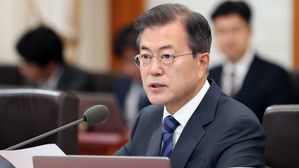 문 대통령 "취임 1년 초심 지켜야…민생추경 시급, 국회 논의 당부"