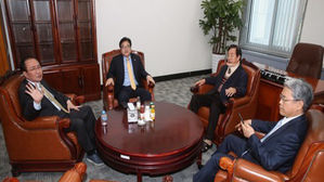 여야 국회 정상화 협상 진통…특검·추경 절충 속 결단 저울질