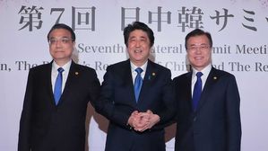 문 대통령, 일본 도착…한·중·일 '삼각 외교전' 돌입