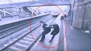 [영상pick] 기차선로에 뛰어든 청년&hellip;목숨 걸고 구한 여성