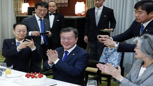 [슬라이드 포토] 아베 총리가 문 대통령에게 건넨 깜짝 선물은?