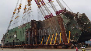 세월호, 침몰 4년 만에 바로 선다&hellip;오전 9시 직립 작업