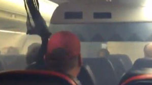 미 항공기 착륙 후 기체서 연기 나&hellip;승객 150여 명 필사의 탈출