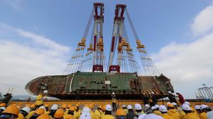 세월호 선체 직립 시작&hellip;94.5도까지 세운다