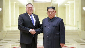 김정은-폼페이오, 손잡고 환한 미소…北 "만족한 합의"