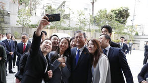 문 대통령 "취임 1년 과분한 사랑 받아…평화가 일상이었으면"