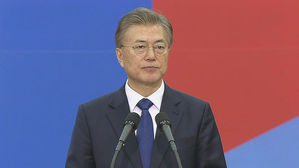 문 대통령, 춘추관 깜짝 방문…"숨가빴던 1년, 고생 많으셨다"