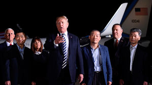 北 억류 미국인 3명, 미국 워싱턴 도착…트럼프 "김정은에 감사"