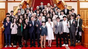 문 대통령, 평양 공연 예술단 오찬…"감사 의미로 한턱내는 것"