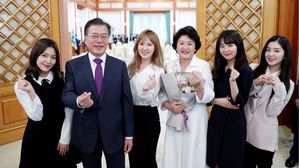 [영상] '다정한 손하트' 레드벨벳과 문재인 대통령이 만난 이유