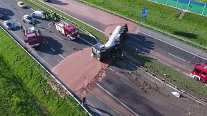 [뉴스pick] 트럭 전복 사고가 가져온 대참사&hellip;'초콜릿'으로 물든 고속도로