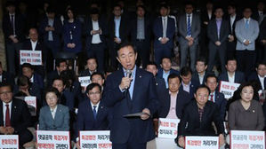 한국당 "野요구 묵살하는 독재"&hellip;로텐더홀 점거한 채 본회의 저지