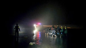 야간에 운항 장비 없이 고무보트 타고 낚시하다 갯벌에 갇혀