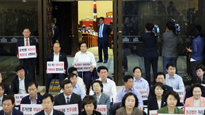 민주당, 국회 본 회의장 입장&hellip; 한국당, 실력저지 안 해