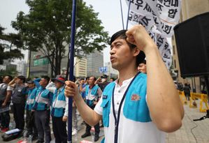 [슬라이드 포토] 거리로 나온 노동자들&hellip;"토요&middot;위탁 택배 노동자 전가 반대"