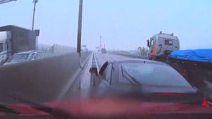 [고현준의 뉴스딱] 사람 살리려 고의 사고…'고속도로 의인' 신차 받는다