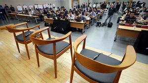 한국GM 기자회견장서 시위한 비정규직에 '자택 대기' 명령