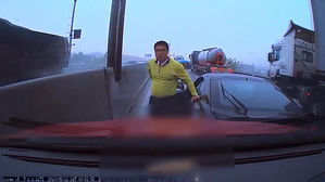 [풀영상] 의식 잃고 달리는 차량…고의 사고로 참사 막는 급박한 순간