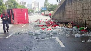 음료수 실은 2.5t 화물차 '꽈당'&hellip;도로 아수라장 차량 정체