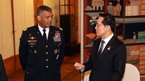 송영무-브룩스, 40여 분 긴급회동서 "맥스선더 계획대로 진행"