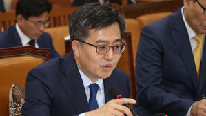 김동연 "최저임금 인상 목표 연도, 영향 고려해 신축적으로"