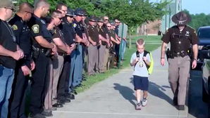[뉴스pick] 순직한 동료 아들 위해&hellip; 동료가 지켜준 특별한 등굣길