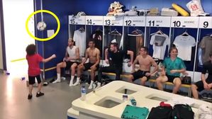 [영상pick] 축구선수 아들이 라커룸에서 아빠 친구들이랑 노는 법