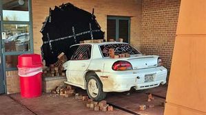 [뉴스pick] 학교 벽 뚫고 돌진한 승용차…범인 실체에 '깜짝'