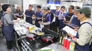 은퇴 후 부엌으로 출근&hellip;밥상 차리는 6070 남성들