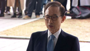 '뇌물·다스 횡령' 이명박 23일 첫 법정출석…입장 발표도 준비