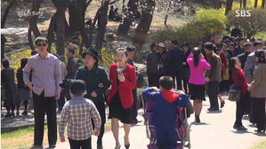 테이크 아웃 음료 마시며 반려견과 산책&hellip;우리가 모르던 '북한'
