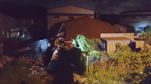 25톤 화물차, 5m 아래 공장 건물로 추락…운전자 사망