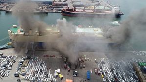 [제보영상] 5만 톤급 화물선 휘감은 검은 연기&hellip;자동차 운반선 화재에 28명 대피