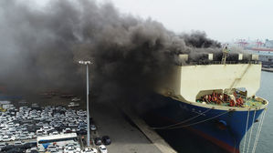 인천항 화재 선박 외벽 절단 중&hellip;진입구 확보 시도