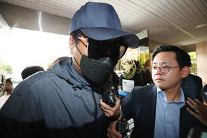 '유튜버 성추행·협박 의혹' 스튜디오실장 등 2명 경찰 조사