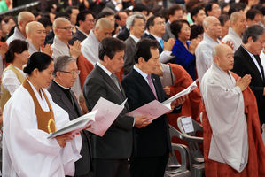 문대통령 "한반도 평화번영 빈자일등 마음으로 축원해달라"