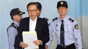 [풀영상] 양복차림에 서류 봉투 들고…이명박 첫 재판 출석