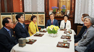 문 대통령, 재개관한 주미대한제국공사관 방문…"한미 동맹 굳건"